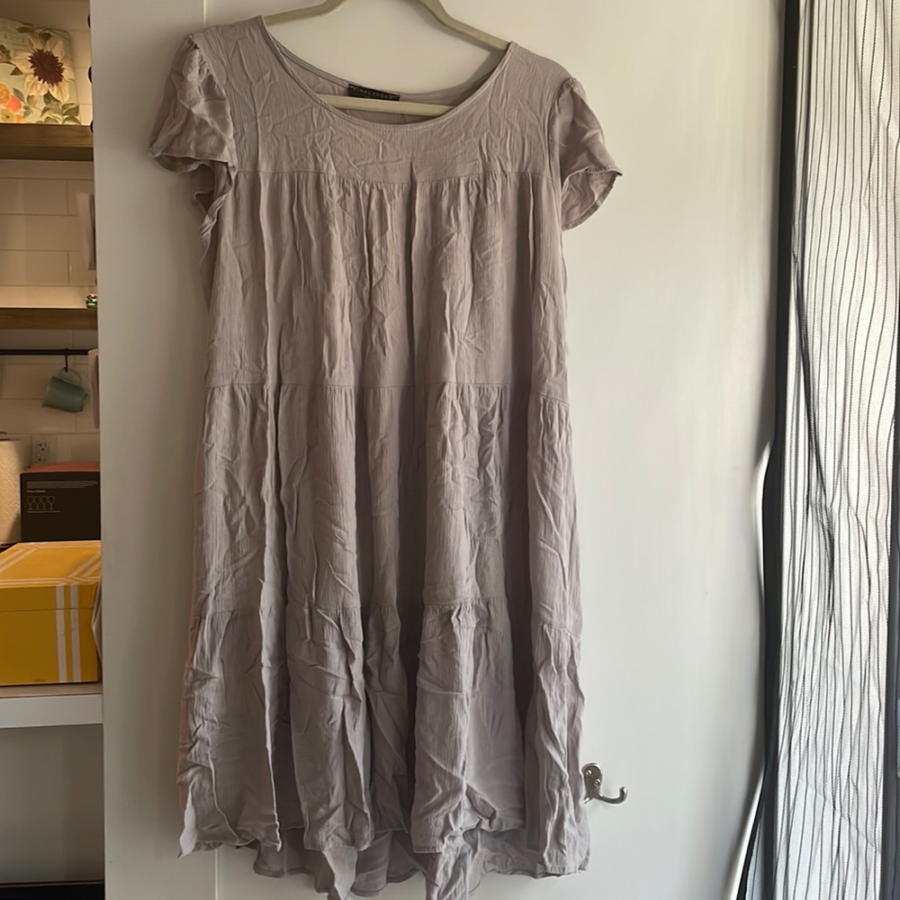 Flowey, grey dress. Loose fit.